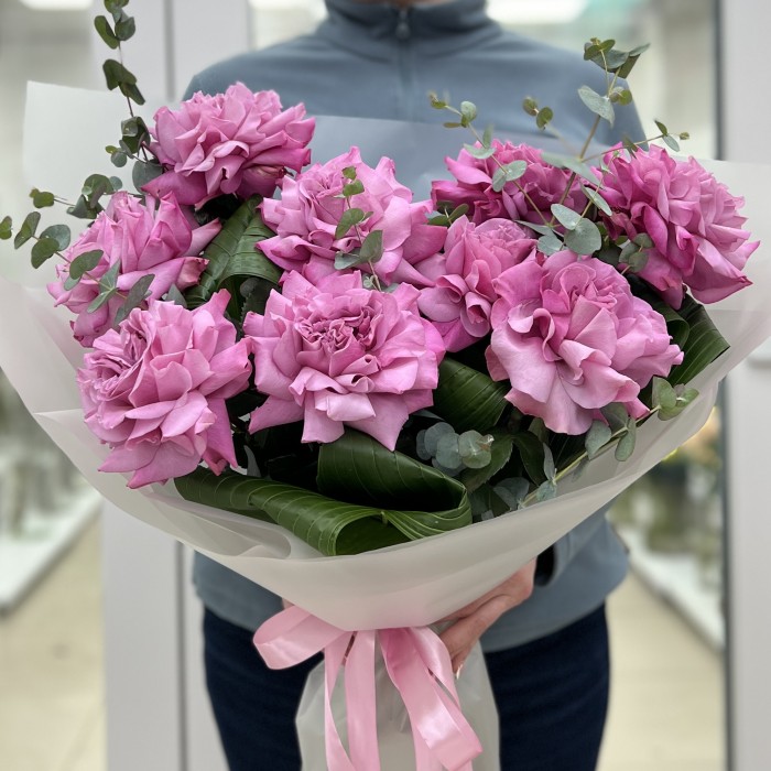 Букет из 9 пышных сиреневых роз Куинс Краун с зеленью